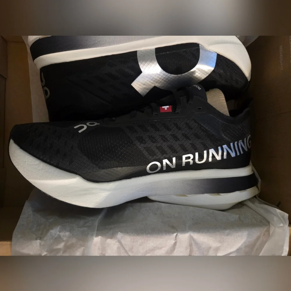 On Running Sneakers Cloudboom Strike 7.5 Women - Picture 4 of 13